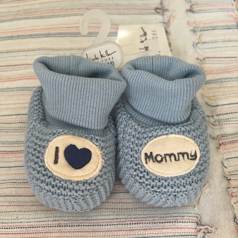 NWT light blue ‘I heart mommy’ booties 0-3 months